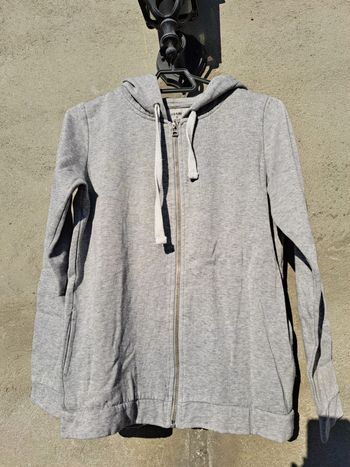 Sweat à capuche gris