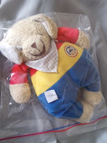 doudou peluche chien  lapin marque Envog tête beige corps rouge jaune pantalon bleu vintage ancien