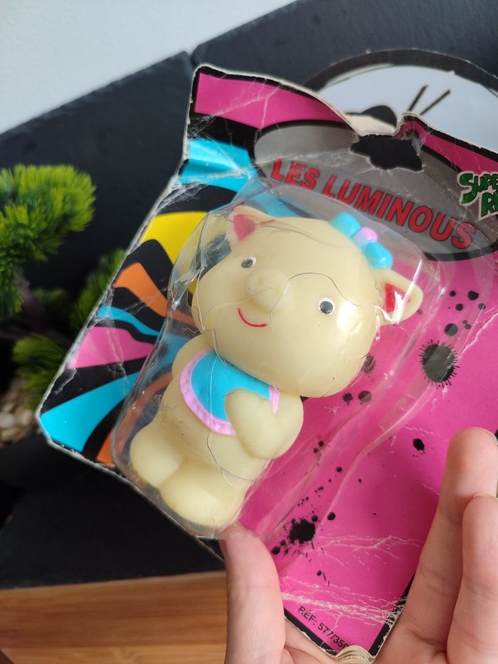 les luminous super récré cochon ancien vintage jaune bleu rose rouge noeud bavoir phosphorescent - photo numéro 4