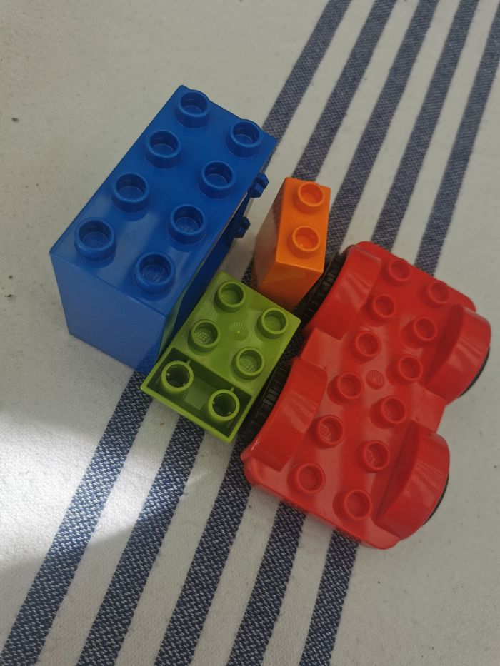 Lot de grosses briques Lego avec 4 roues - photo numéro 6