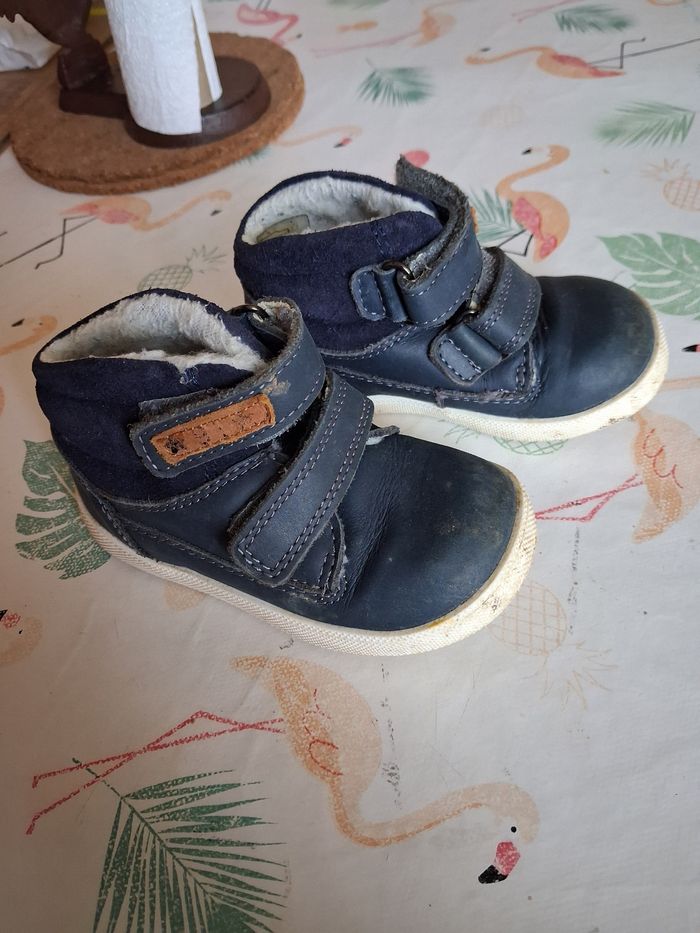 Une paire de bottines pour garçon taille 23