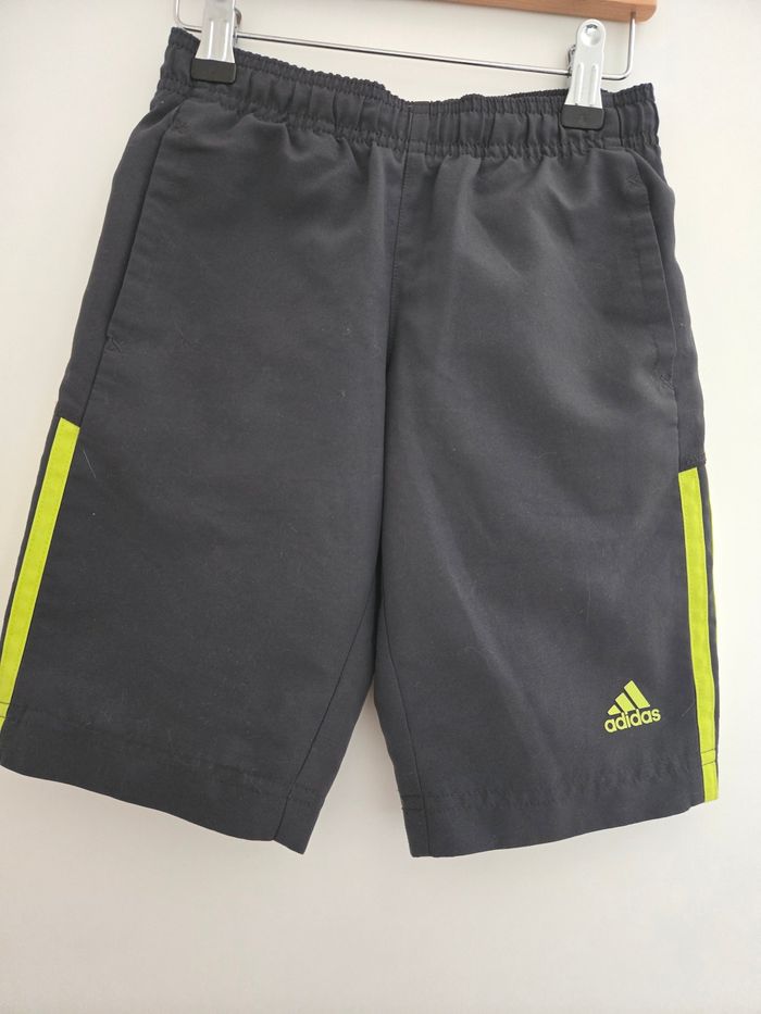 Short Adidas en 4/5 ans - photo numéro 2