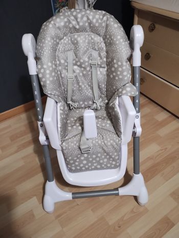 Belle chaise haute (remise en main propre uniquement)