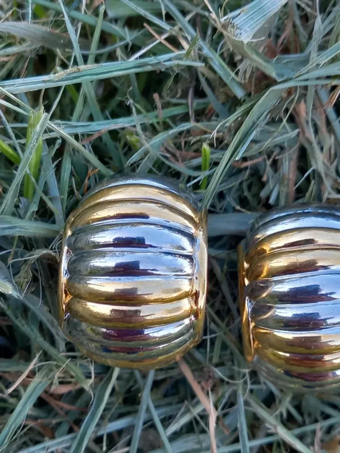 Boucles d'oreilles vintage à clip dorée en métal - photo numéro 2