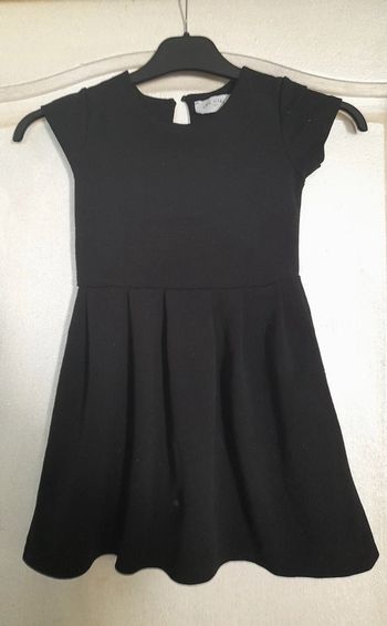 Jolie robe noire à paillettes 6 ans