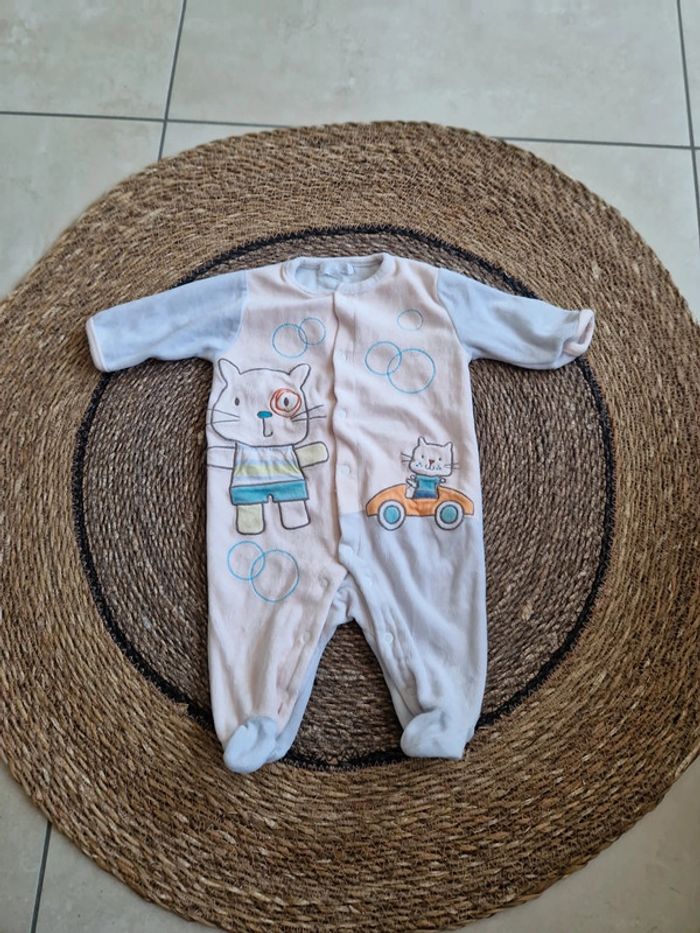 Joli pyjama 1 pièce taille 3 mois