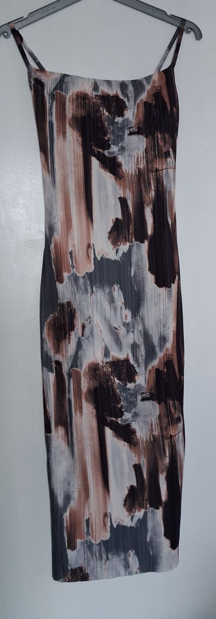 Robe longue froissée moulante grise, marron et blanche - photo numéro 1
