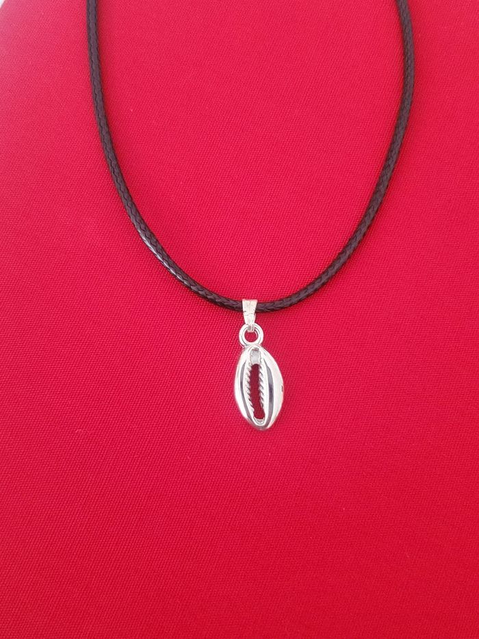 Collier cordon noir réglable coquillage de cauris