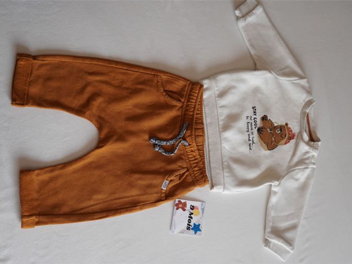 Lot n°2 : 6 Vêtements Garçon 9 mois : 3 Pantalons + 3 Hauts - photo numéro 2
