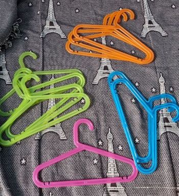 Lot 10 cintres enfants