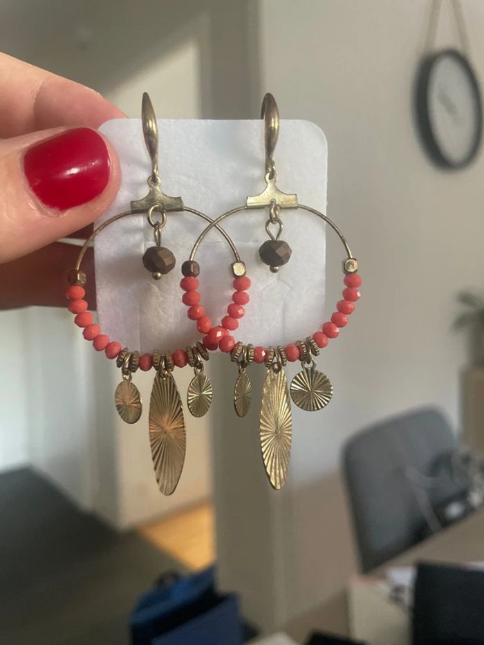 Boucle d’oreilles plaqué or et perles corails