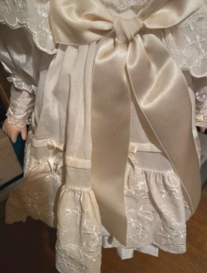 Poupée de collection en porcelaine Clémence de Mundia - photo numéro 2