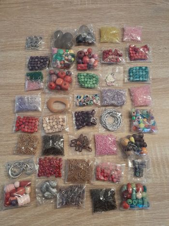 Lot de 40 sachets de perles et accessoires