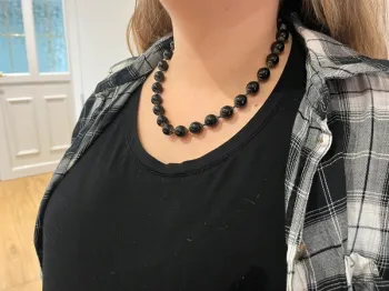 Beau collier vintage en perles de verre noir