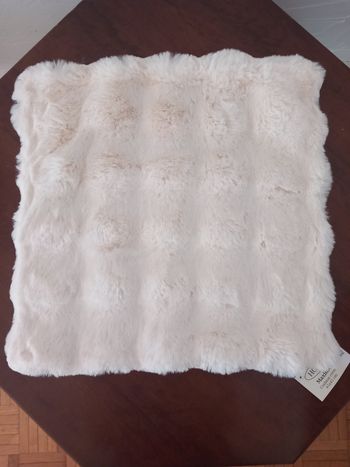 Housse de coussin blanche motifs fausse fourrure très doux neuve avec étiquette 45x45cm