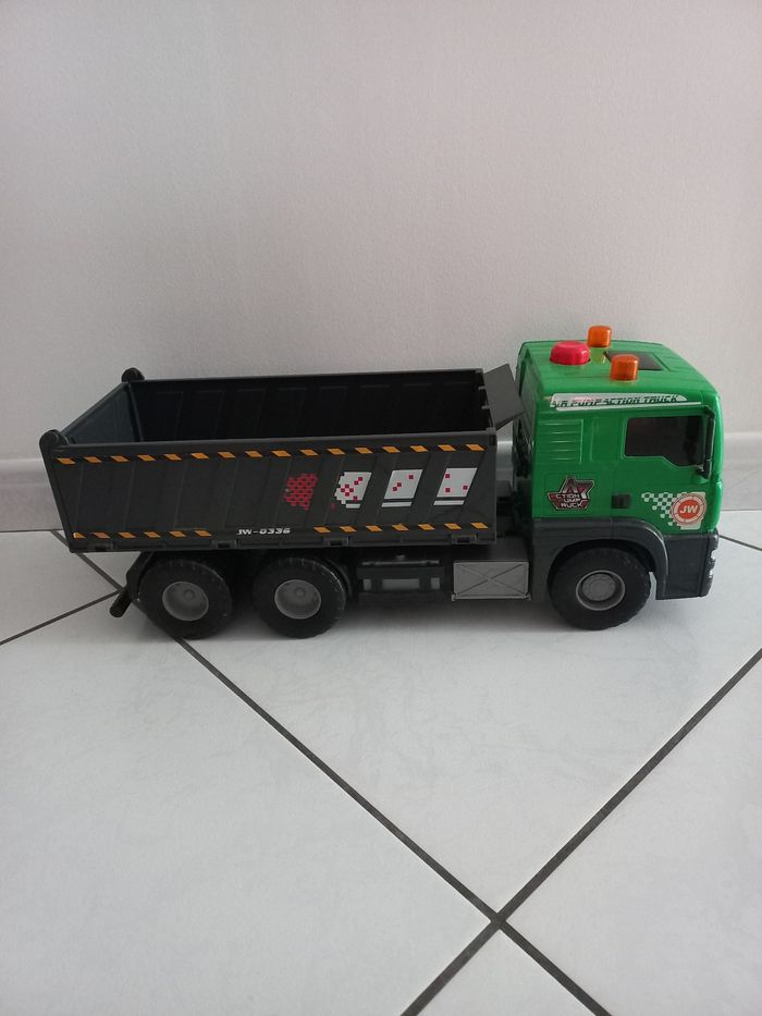 Gros  camion benne de chantier