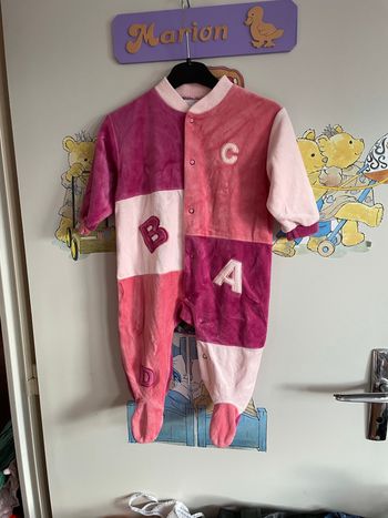 Pyjama à manches longues rose à motifs, taille 6 mois.