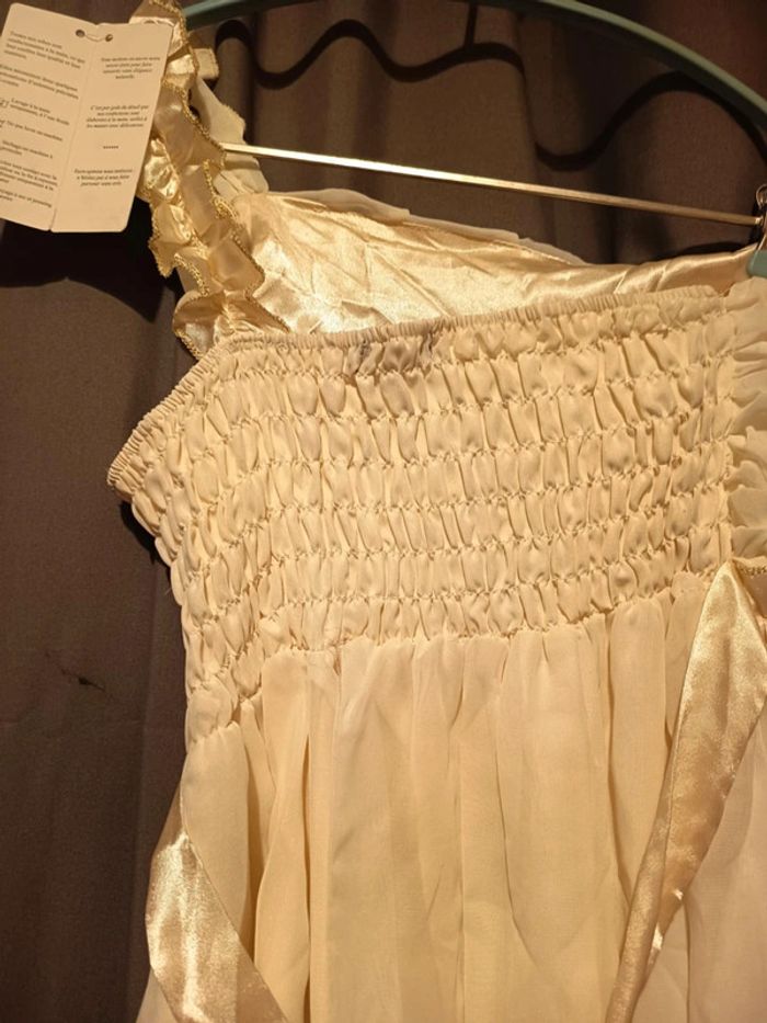 Robe soirée, bustier Une manche sans bretelles et l'autre satin filet or. Marque U Queenie. - photo numéro 4