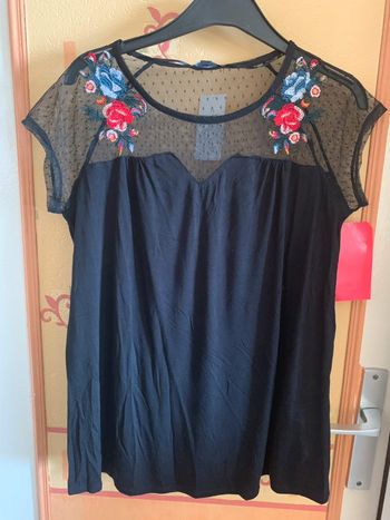 Haut noir fleurs