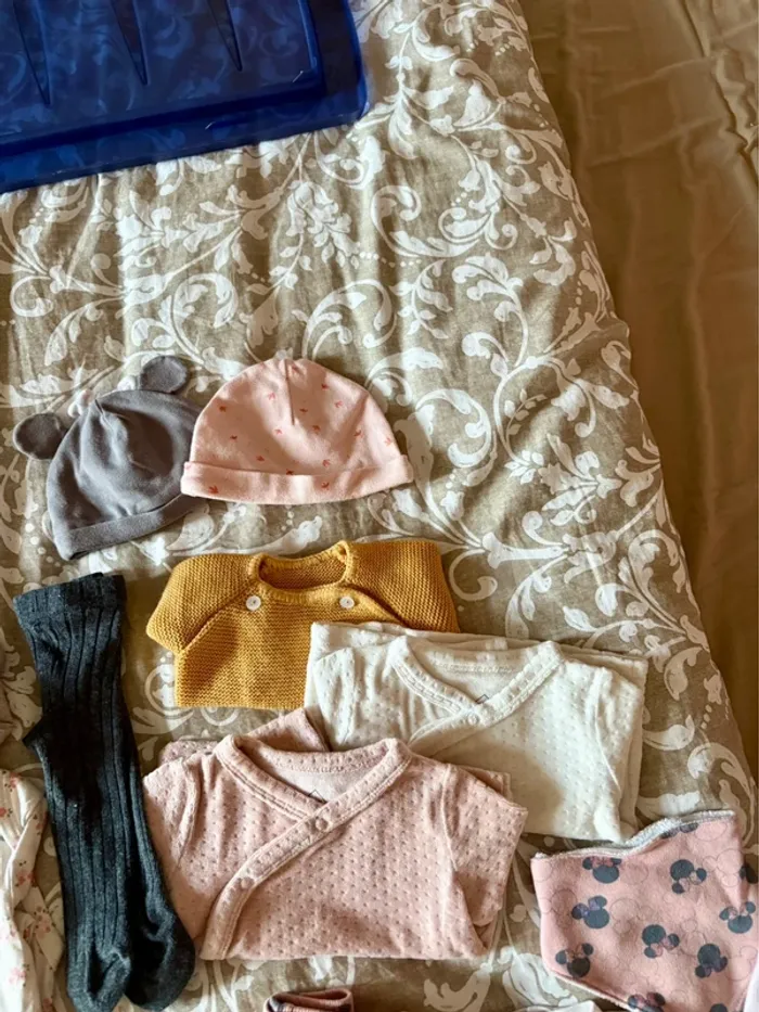 Lot vêtements bébé - taille 1 mois - photo numéro 3