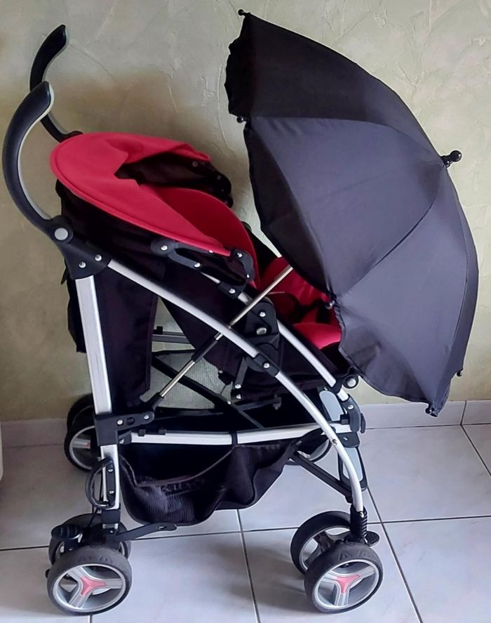 Poussette de couleur noire et framboise avec son ombrelle - photo numéro 2