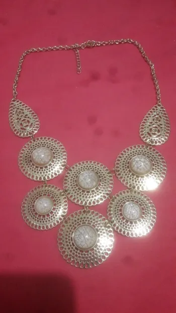 Très beau collier doré et rose les bijoux de Brigitte neuf jamais porté