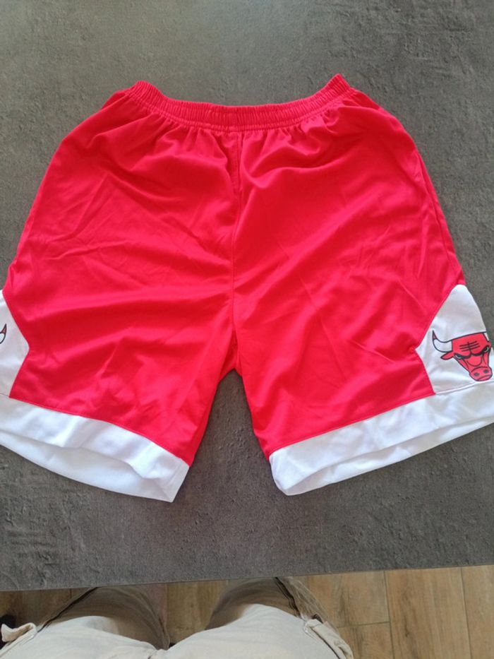 Tenue NBA Chicago Bulls Michael Jordan rouge. T.30 - photo numéro 3