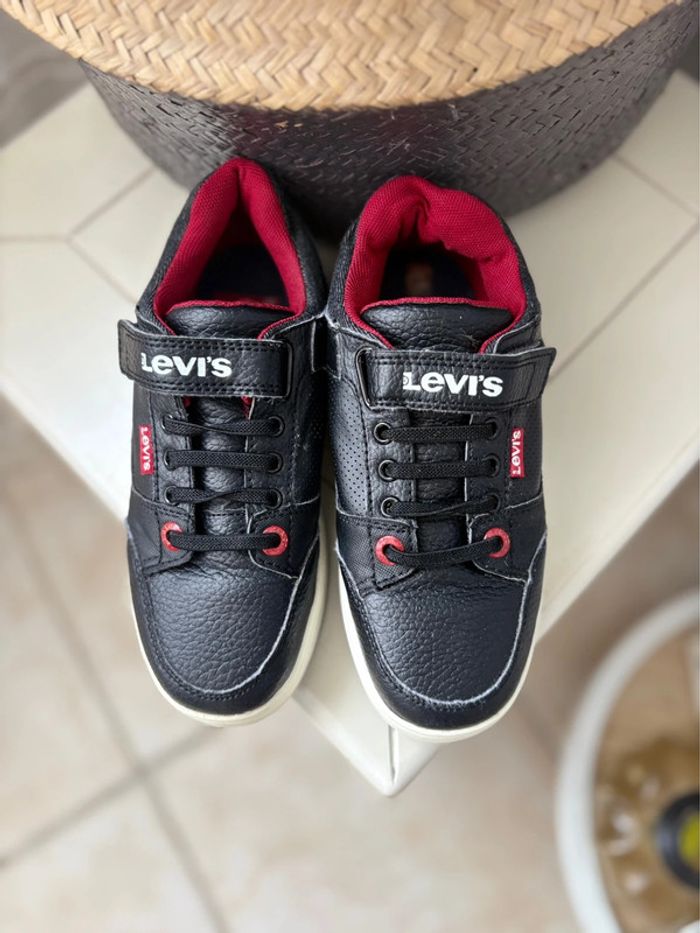 Basket levi’s - en cuir synthétique - pointure 34 - lacets élastique et scratch - en très bon état - photo numéro 2