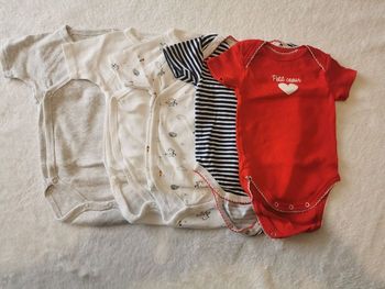 Bodies 3 mois lot de 5  manches  courtes