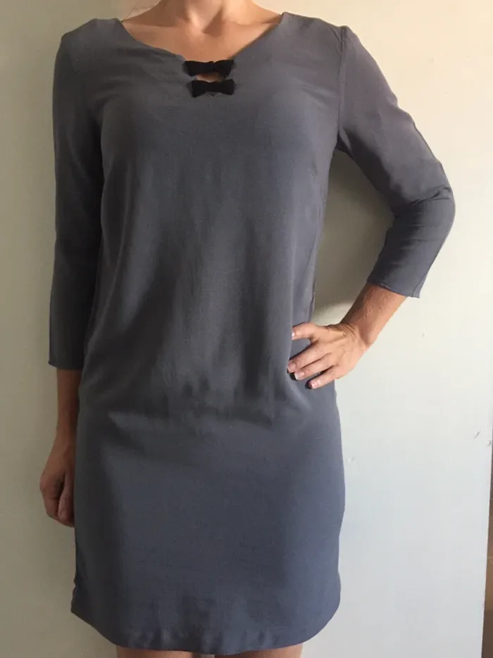 Robe grise à noeuds