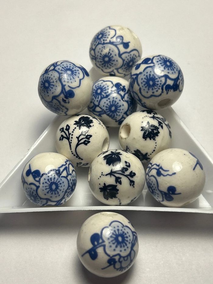 A563, 10 grosses perles en porcelaine de 15mm Motifs floraux bleus ou noirs