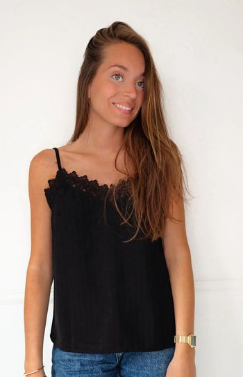 🌟 Débardeur noir avec dentelle sur le devant