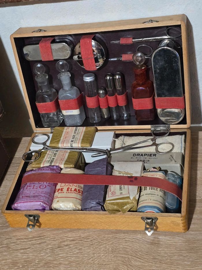 Valise / boîte pharmacie ancienne.  Collection - photo numéro 10