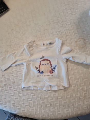 Tee-shirt tape à l'œil rose pâle