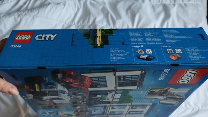 Lego City 60246 Le commissariat de police - photo numéro 3
