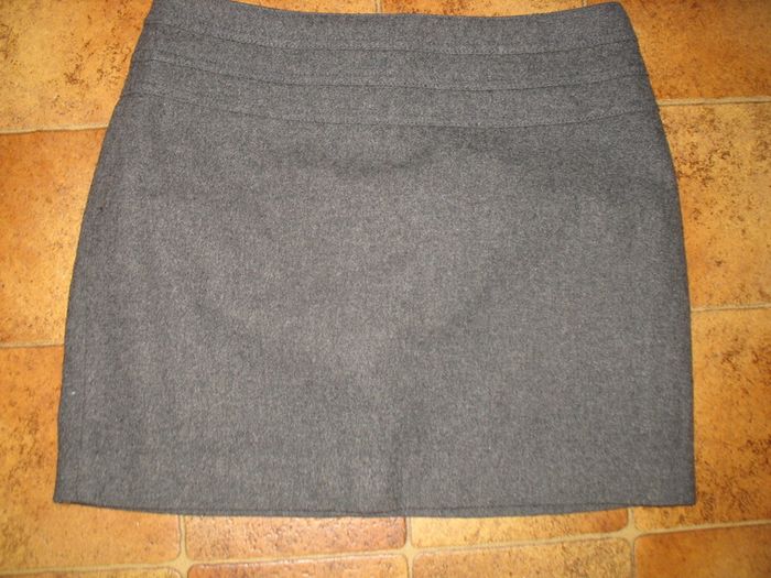 JUPE COURTE DROITE GRISE "H&M" - TAILLE 38 - n°06