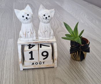 Calendrier perpétuel en bois chats blancs