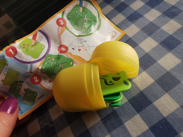 Kinder surprise figurine pochoir vert
