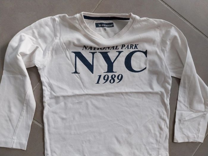 Tee shirt avec écriture bleu T6A