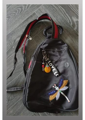 Sac à main/sac à dos noir motif libellule prise USB 26x26 cm