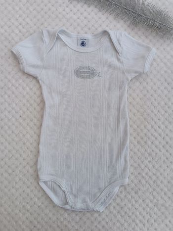 🔸Body manches courtes Petit Bateau – 12 mois 🔸