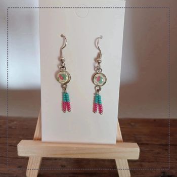 Paire de boucles d'oreilles avec petit cabochon rond, perles rocailles rose/bleu