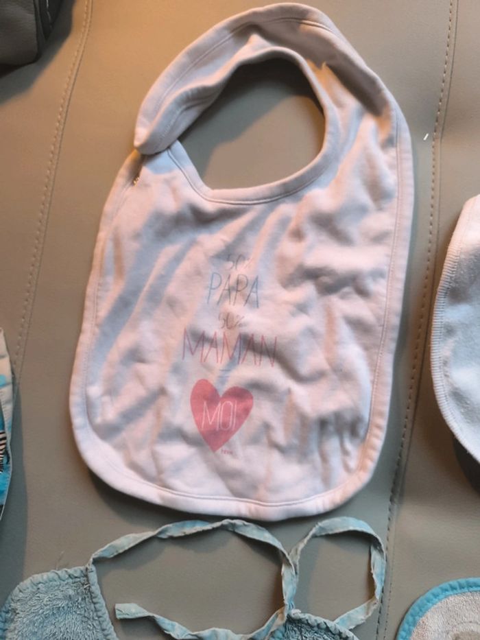 Lot de bavoirs différentes tailles / âges - photo numéro 7