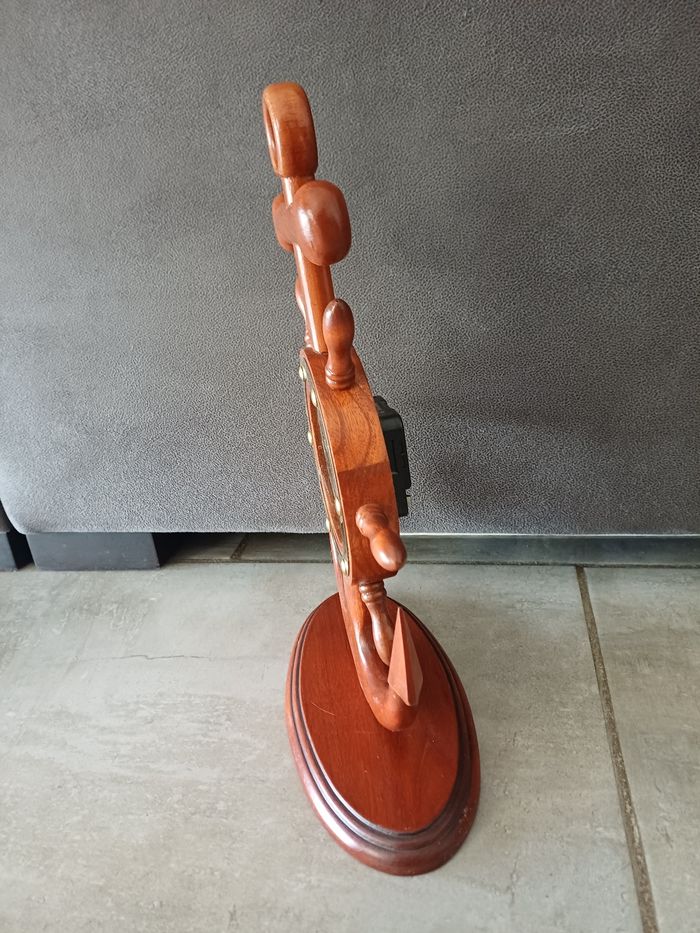 Horloge en bois, en forme d'ancre et de barre de bâteau - photo numéro 2