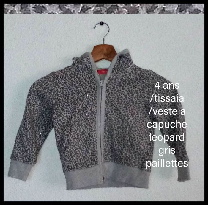 4 ans tissaia veste grise zippé a capuche leopard toutes saisons /très bonne état