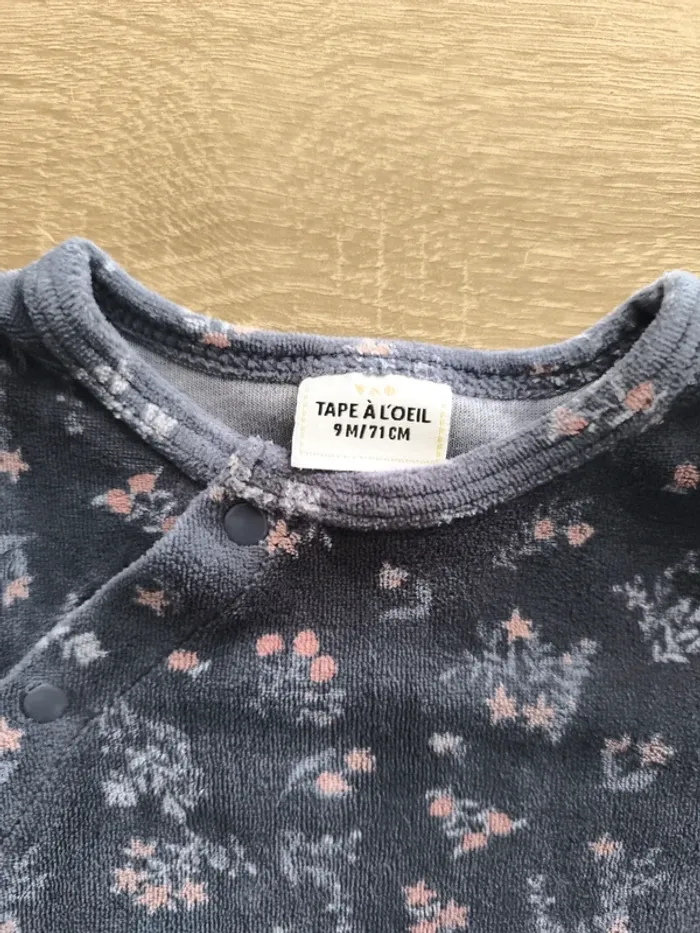 Magnifique pyjama 9 mois à fermeture éclair fleuri tape à l'oeil - photo numéro 2
