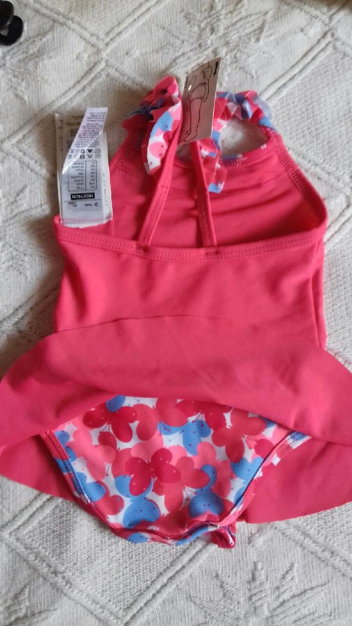 Maillot de bain 1 pièce NEUF avec étiquette, rose rouge et parme taille 18 mois - photo numéro 2