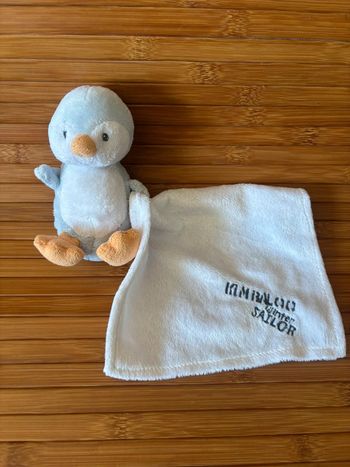 Doudou pingouin bleu mouchoir blanc winter sailor kimbaloo