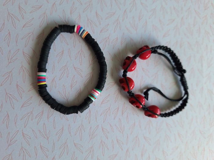 2 bracelets neufs rouge noir un avec tête de mort