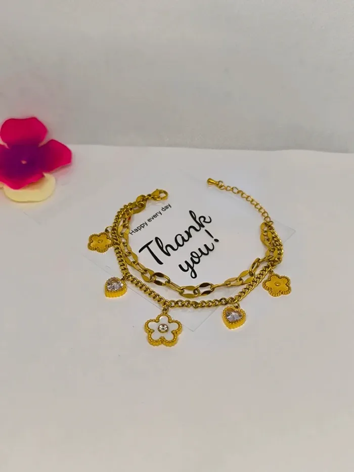 Bracelet doré et blanc nacré avec coeurs et fleurs - photo numéro 3